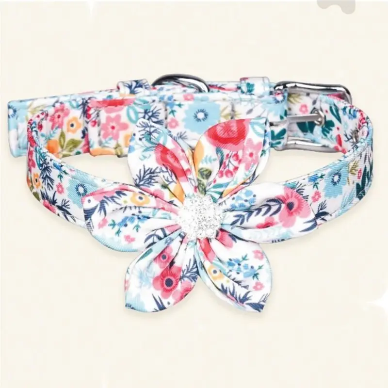 Collar floreado con flor