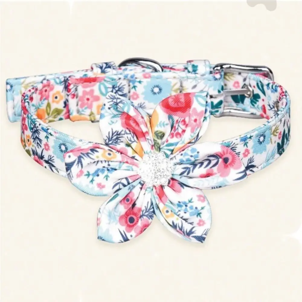 Collar floreado con flor